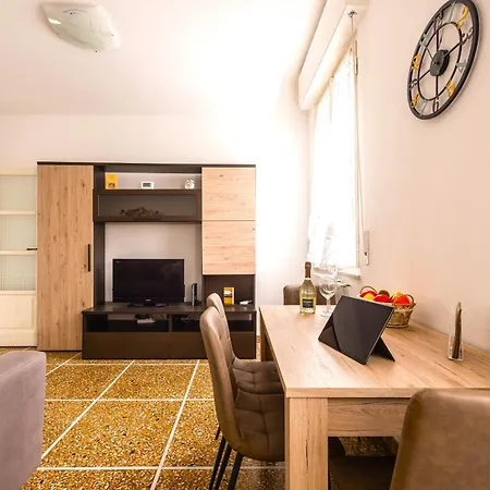 Hostly-casa Serena-near The Town Center Daire